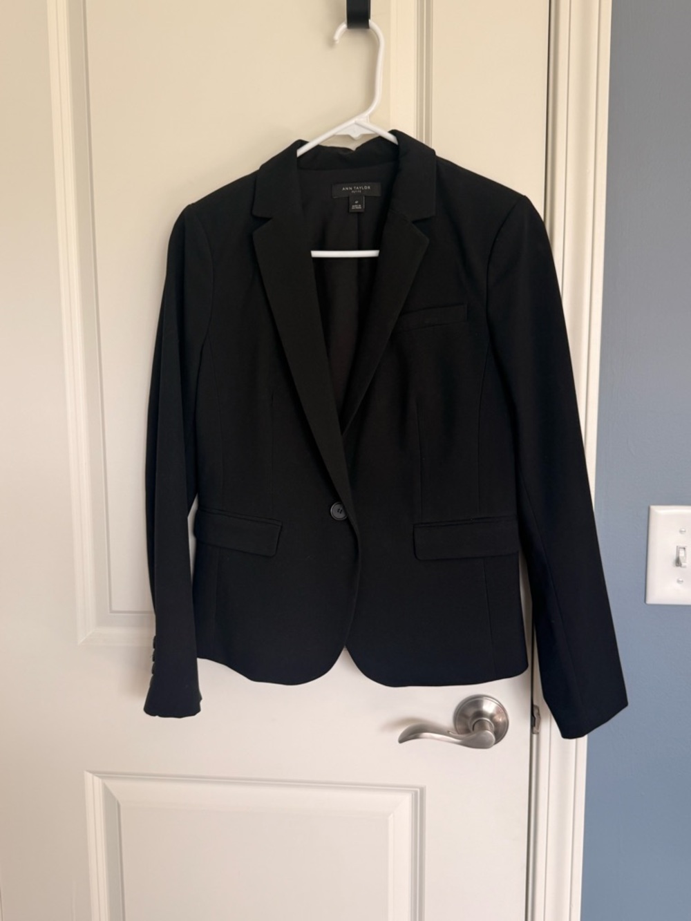Brand New without Tag!
Ann Taylor Petite Single Button Blazer Seasonless Stretch
